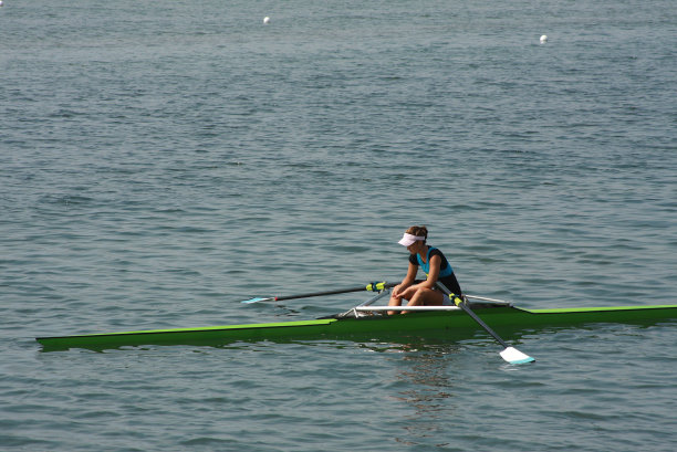 女孩在独木舟图片下载