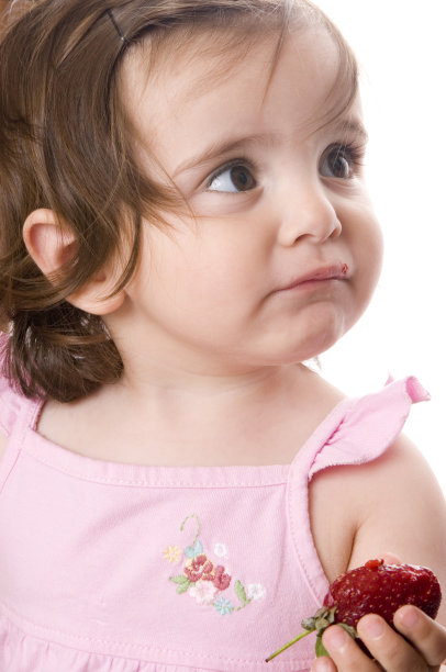 甜美的女孩吃着草莓图片下载