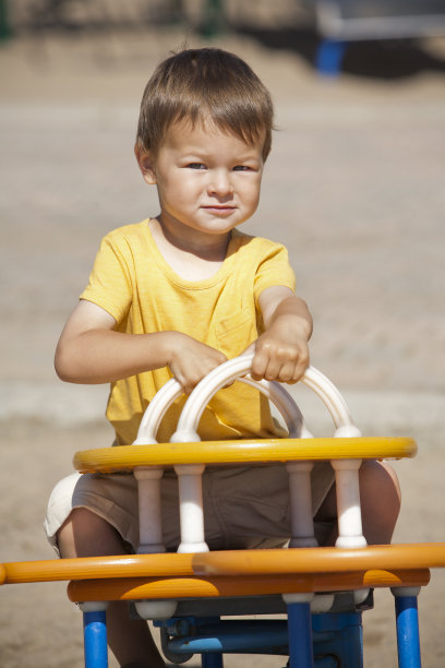 蹒跚学步的孩子玩图片下载