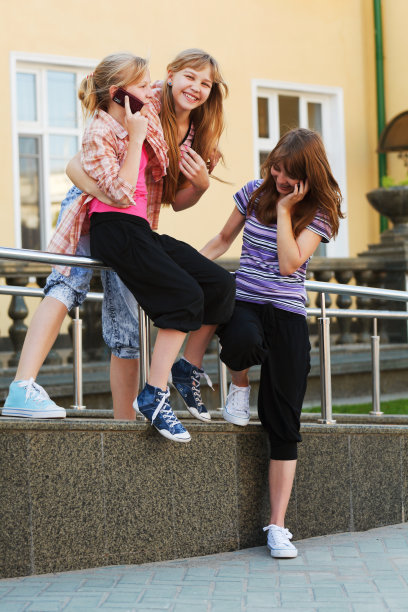 十几岁的女孩用手机打电话图片下载