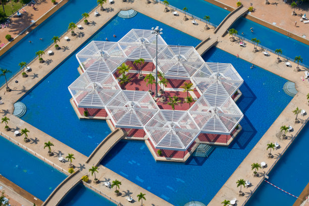 游泳池。前视图。图片下载