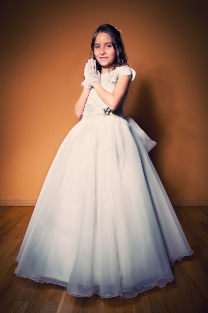 小女孩第一次参加圣餐礼图片下载