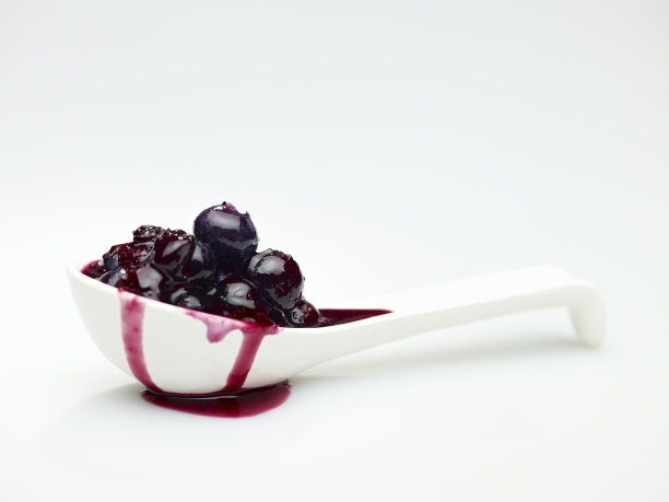 勺子上的蓝莓果盘图片下载