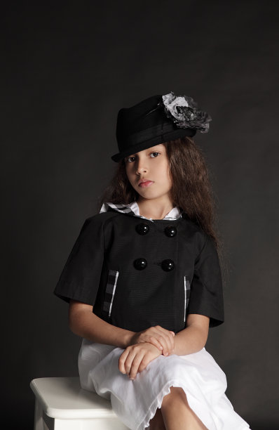 戴着帽子的漂亮女孩的肖像图片下载