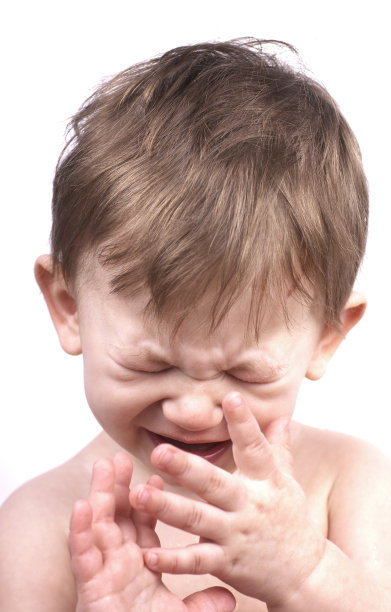 啼哭的男婴孤立在白色上图片下载