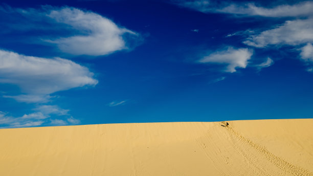 徒步攀登沙丘图片下载