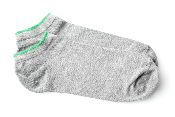 一双灰色的运动袜孤立在白色的背景图片下载
