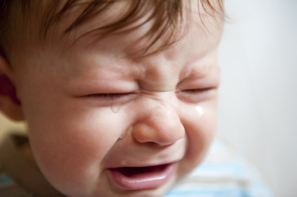 一个哭泣的小男孩的特写。图片下载
