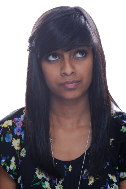 印度女孩抬头看图片下载