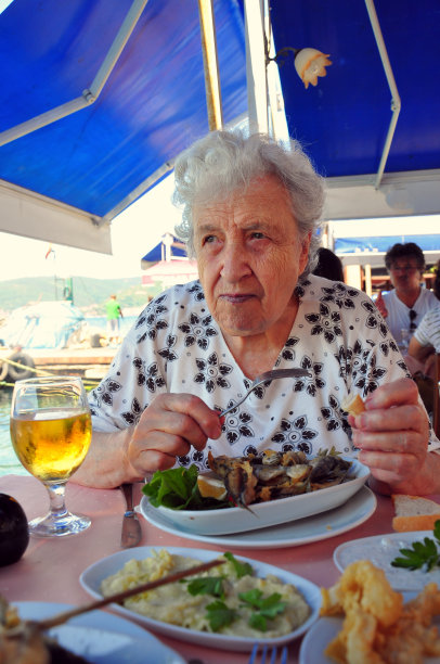 高级的女人吃图片下载