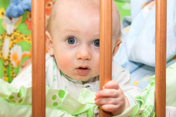 小男孩在婴儿床里图片下载