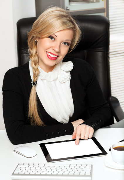 办公室里用iPad的女商人图片下载