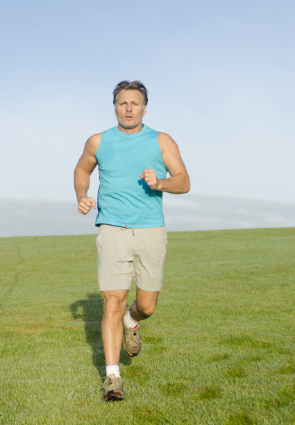 穿着蓝色衬衫慢跑的人图片下载