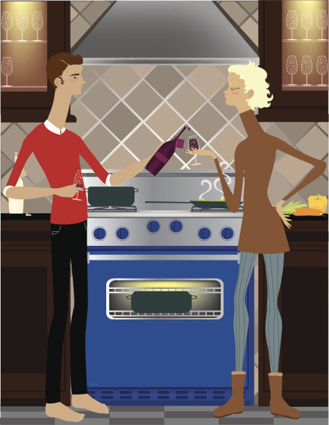 男人和女人在做饭时享受美酒图片下载