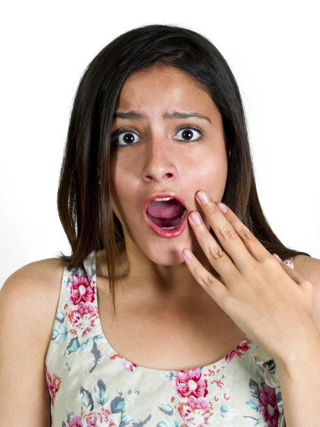 一个表情惊讶的女孩的肖像图片下载