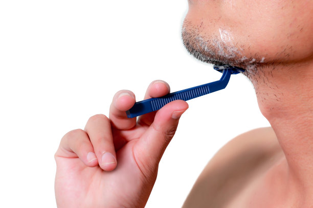 男子剃须图片下载