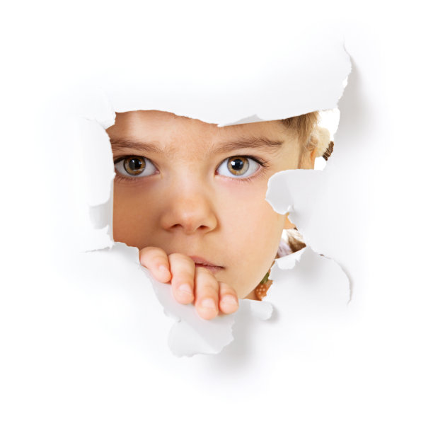 孩子的脸从纸上的洞里往外看图片下载