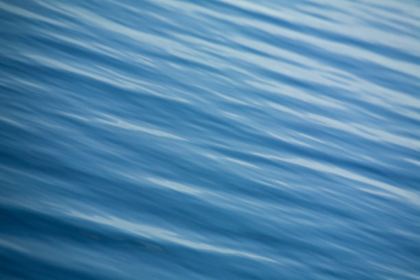 蓝色的水图片下载