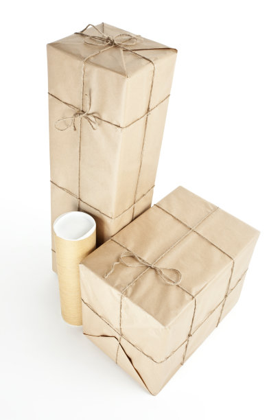 两个用棕色纸包着的盒子和一个邮寄筒图片下载