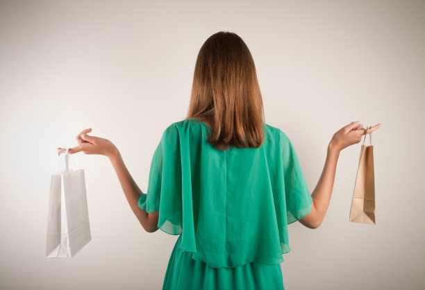 拿着纸袋的女孩图片下载