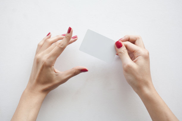 女人的手拿着空白的名片图片下载