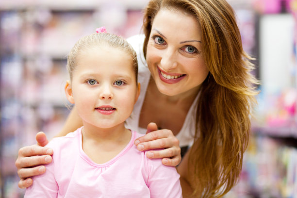 母亲和可爱的女儿肖像图片下载