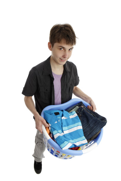 拿着洗衣篮的少年图片下载