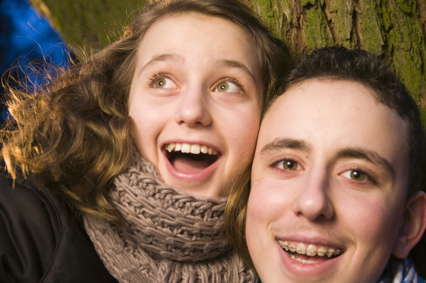 女孩和男孩的乐趣图片下载