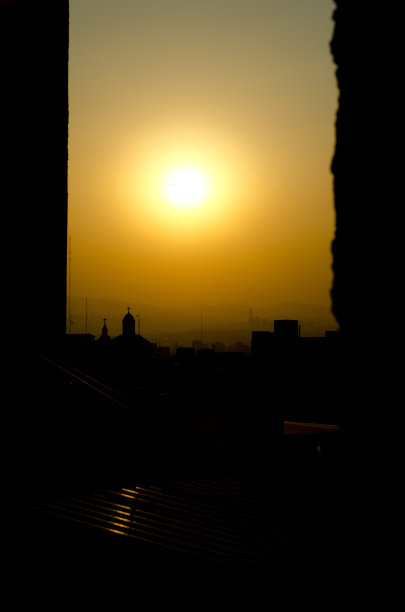 日落穿过墨西哥城的建筑(D.F)图片下载