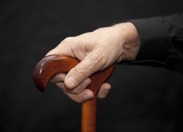 拄着拐杖的老人图片下载