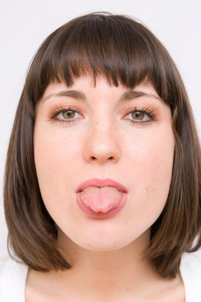 年轻女人露出她的舌头图片下载