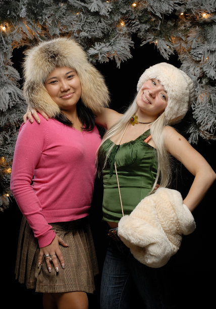 女孩们戴着皮帽，看起来直笑图片下载