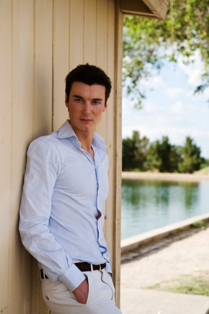 在阴影下的人图片下载