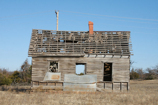 草原上的小旧房子图片下载