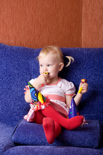 枕头上的女孩图片下载