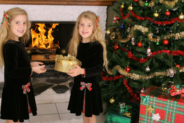 孩子们在壁炉旁打开礼物图片下载