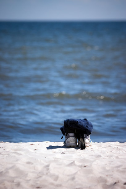 在沙滩上穿跑步鞋和衣服。图片下载
