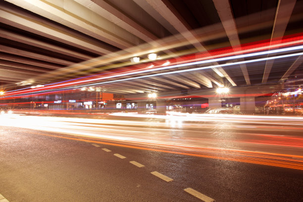 高架桥下的灯光轨迹图片下载