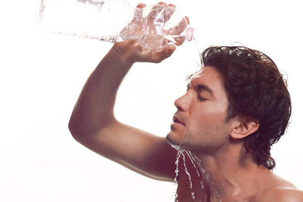 脸上有水花的运动员图片下载