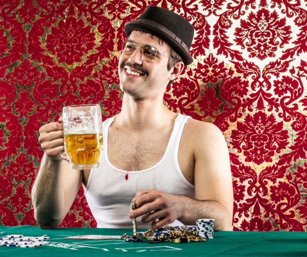 年轻的微笑古怪的男人在老式赌场敬酒图片下载