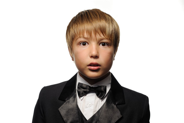 可爱的金发男孩看起来很惊讶图片下载