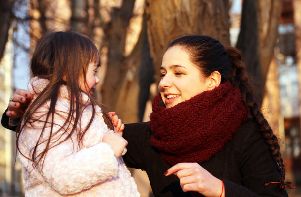 母亲和孩子图片下载