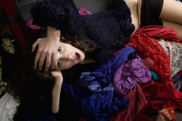 一堆衣服旁边的恐慌图片下载