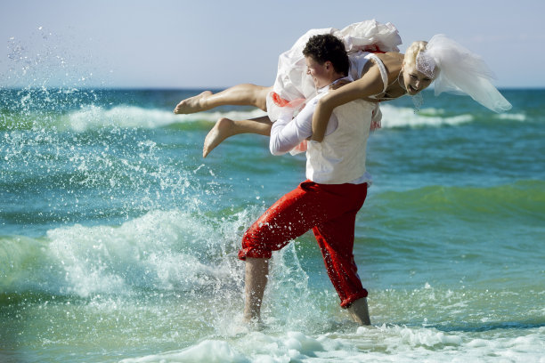 海滩上的新婚夫妇图片下载