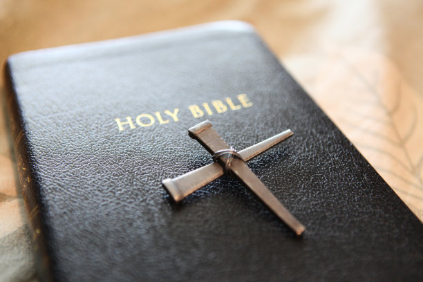 放在圣经上的小金属十字架图片下载