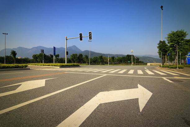 箭头标志作为街道上的路标图片下载