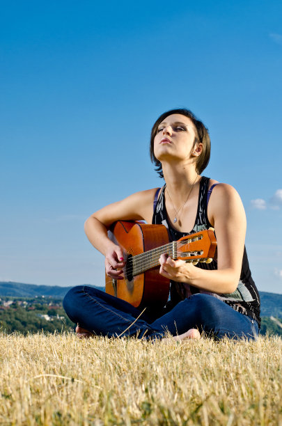 女吉他手在户外图片下载