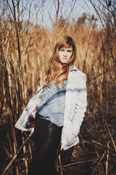 户外美女的肖像图片下载