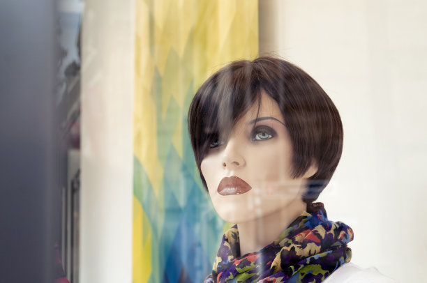 商店橱窗里的人体模型。图片下载