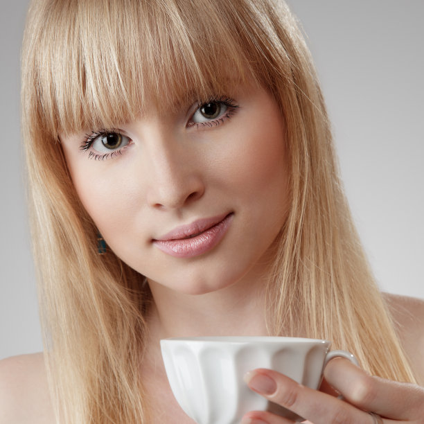 年轻女子喝茶图片下载